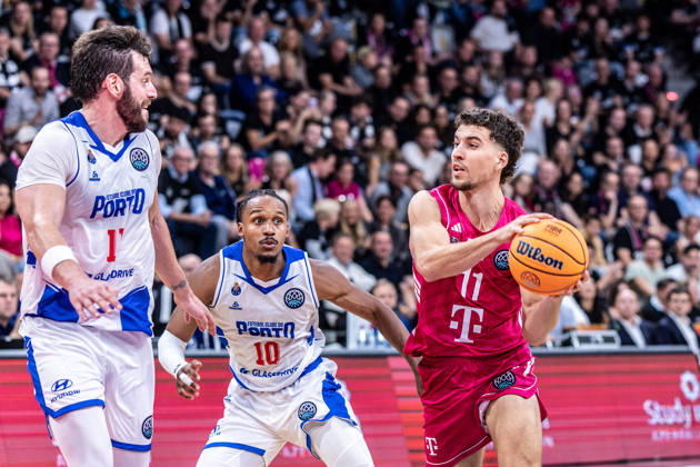 Aleksa Kovacevic, Telekom Baskets Bonn, 11 vs. James Woodard, FC Porto, 10; Miguel Queiroz, FC Porto, 11; Telekom Baskets Bonn vs. FC Porto, Basketball, Basketball Champions League, Matchday 1, 2026–2027, October 7, 2026 Telekom Baskets Bonn vs. FC Porto, Basketball, Basketball Champions League, Matchday 1, 2026–2027, October 7, 2026 Bonn Copyright: xEibner-Pressefoto GerhardxWingenderx EP_GWR