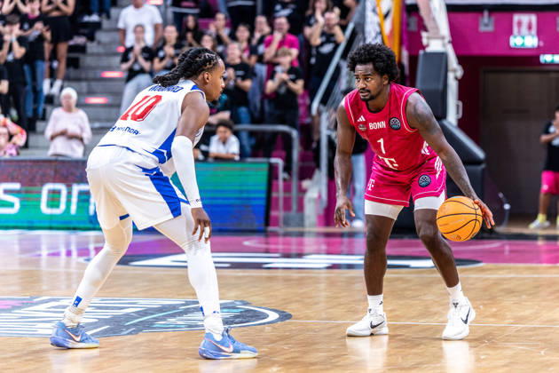 John Michael Wright, Telekom Baskets Bonn, 01 vs. James Woodard, FC Porto, 10; Telekom Baskets Bonn vs. FC Porto, Basketball, Basketball Champions League, Matchday 01, 2026–2027, October 7, 2026 Telekom Baskets Bonn vs. FC Porto, Basketball, Basketball Champions League, Matchday 1, 2026–2027, October 7, 2026 Bonn Copyright: xEibner-Pressefoto GerhardxWingenderx EP_GWR