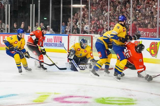 Ice Hockey CHL, Matchday 5: Kölner Haie vs. Herning Blue Fox on October 7, 2026, at the Lanxess Arena in Cologne. Heavy traffic in front of Jänis Fecer s Herning, center xDMx