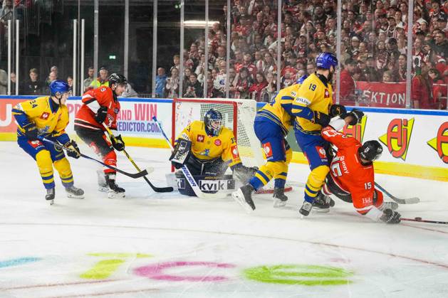 Ice Hockey CHL, Matchday 5: Kölner Haie vs. Herning Blue Fox on October 7, 2026, at the Lanxess Arena in Cologne. Heavy traffic in front of Jänis Fecer s Herning, center xDMx