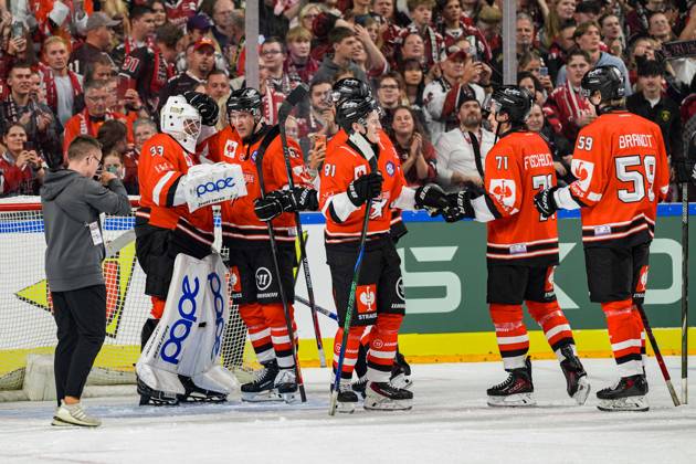 Ice Hockey CHL, Matchday 5: Kölner Haie vs. Herning Blue Fox on October 7, 2026, at the Lanxess Arena in Cologne. Youngster Nico Wiens of Cologne (left) receives congratulations from his teammates after his shutout. xDMx