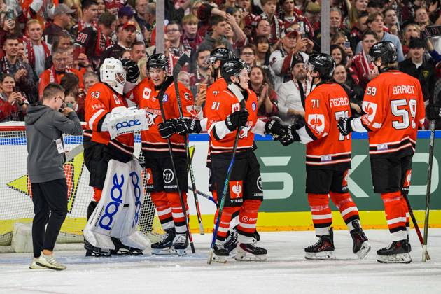 Ice Hockey CHL, Matchday 5: Kölner Haie vs. Herning Blue Fox on October 7, 2026, at the Lanxess Arena in Cologne. Youngster Nico Wiens of Cologne (left) receives congratulations from his teammates after his shutout. xDMx