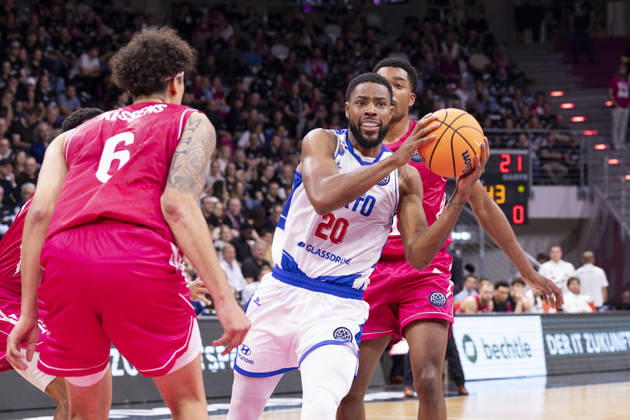 Xeyrius WILLIAMS FCP 20, with the ball, in a one-on-one against Michael KESSENS BONN 6, left, and Marcus FOSTER BONN 0, right; final score 78–74, Basketball Champions League Telekom Baskets Bonn (GER) vs. FC Porto (POR), BONN vs. FCP, Regular Season, Group H, at the T E L E K O M D O M E, on October 7, 2026, Â