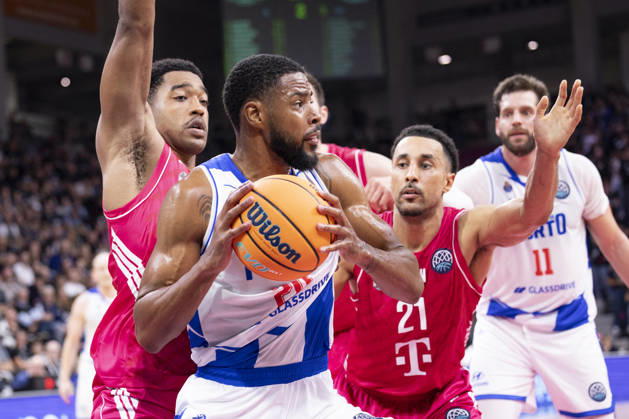 Xeyrius WILLIAMS FCP 20, center, with the ball, in a one-on-one against Marcus FOSTER BONN 0, left, and Joel AMINU BONN 21, right; final score 78–74, Basketball Champions League: Telekom Baskets Bonn (GER) vs. FC Porto (POR), BONN vs. FCP, Regular Season, Group H, at the T E L E K O M D O M E, on October 7, 2026,