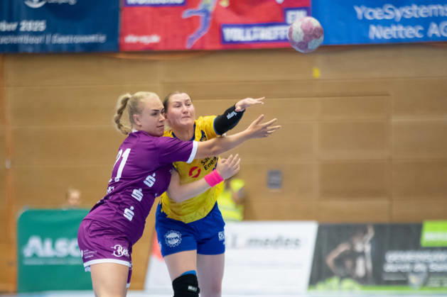 Handball, Alsco HBF1: HC Leipzig vs. TuS Metzingen, October 7, 2026; Svenja Demmel (21), TuS Metzingen, vs. Kim Angelina Lang (5), HC Leipzig; Alsco Women s Handball Bundesliga (HBF1), 2026–2027 season, Matchday 5: HC Leipzig vs. TuS Metzingen on October 7, 2026, at the Markranstädt Sports Center Copyright: xBEAUTIFULxSPORTS JanxKaeferx