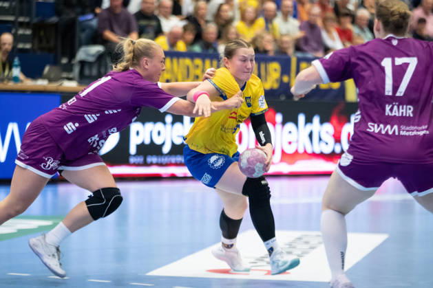 Handball, Alsco HBF1: HC Leipzig vs. TuS Metzingen, October 7, 2026. Kim Angelina Lang (5) of HC Leipzig is challenged by Svenja Demmel (21) of TuS Metzingen. Alsco Women’s Handball Bundesliga HBF1, 2026–2027 season, Matchday 5: HC Leipzig vs. TuS Metzingen on October 7, 2026, at the Markranstädt Sports Center Copyright: xBEAUTIFULxSPORTS JanxKaeferx