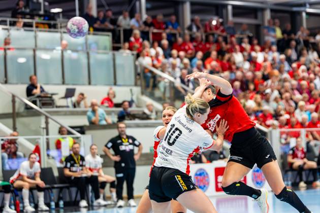 October 7, 2026, GER, Handball, Women, 2026–2027 Season, Alsco 1st Division, Matchday 5, Thüringer HC vs. HSG Blomberg Lippe, Maxi Muehlner of HSG Blomberg Lippe faces Jana Leonie Scheib of Thüringer HC, 20, at the Sporthalle Mehrz in Bad Langensalza, Salza, Thuringia, Germany