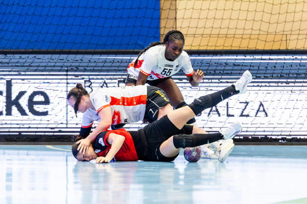 October 7, 2026, GER, Handball, Women, 2026–2027 Season, Alsco 1 Bl, Matchday 5, Thüringer HC vs. HSG Blomberg Lippe, Luca Csikos, Thüringer HC, 5, Diana Doegg Magnusdottir, HSG Blomberg Lippe; Farrelle Alicia Njinkeu, HSG Blomberg Lippe; 99947 Bad Langensalza, Salza, Halle, Mehrz Sports Hall, Thuringia, Germany