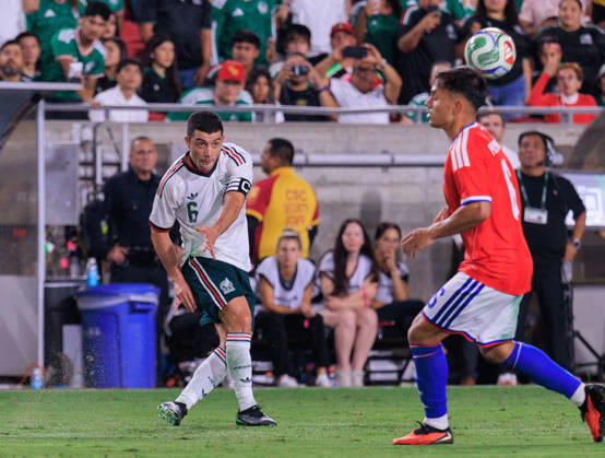 October 6, 2026, Los Angeles, California, USA: Erik Lira 6 of Mexico passes the ball past Vicente Pizarro 6 of Chile during an International Friendly, Länderspiel, Nationalmannschaft match at Los Angeles Memorial Coliseum on Tuesday, October 6, 2026, in Los Angeles, California. Mexico loses to Chile, 0-2. JAVIER ROJAS PI Los Angeles USA - ZUMAp124 20261006_zaa_p124_154 Copyright: xJavierxRojasx