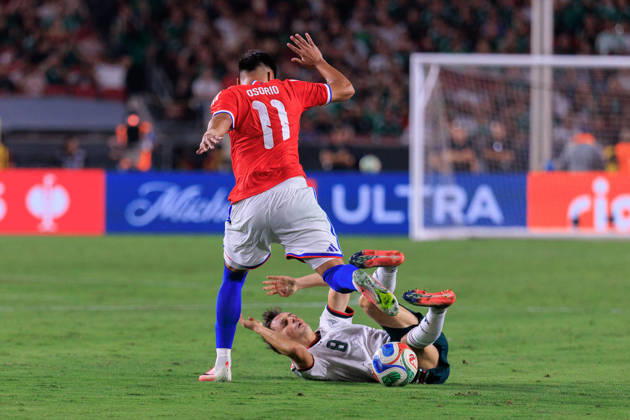 October 6, 2026, Los Angeles, California, USA: Alvaro Fidalgo 8 of Mexico is fouled by Dario Osorio 11 of Chile during an International Friendly, Länderspiel, Nationalmannschaft match at Los Angeles Memorial Coliseum on Tuesday, October 6, 2026, in Los Angeles, California. Mexico loses to Chile, 0-2. JAVIER ROJAS PI Mexico Vs. Peru  - ZUMAp124 20261006_zaa_p124_155 Copyright: xJavierxRojasx