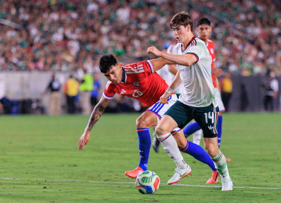 October 6, 2026, Los Angeles, California, USA: Armando Gonzalez 14 of Mexico wins the ball from Diego Ulloa 26 of Chile during an International Friendly, Länderspiel, Nationalmannschaft match at Los Angeles Memorial Coliseum on Tuesday, October 6, 2026, in Los Angeles, California. Mexico loses to Chile, 0-2. JAVIER ROJAS PI Mexico Vs. Peru  - ZUMAp124 20261006_zaa_p124_162 Copyright: xJavierxRojasx