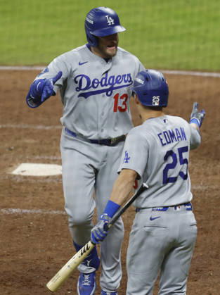 Los Angeles Dodgers Max Muncy (13) celebrates with Tommy Edman (25) after hitting a solo home run in the ninth inning against the Atlanta Braves in an MLB, Baseball Herren, USA National League Division Series playoff game at Truist Park in Atlanta, Georgia, on Wednesday, October 7, 2026. The Dodgers defeated the Braves 4-1 to win the series 3 games to 1 and advance to the Championship round.  ATL20261007723 MIKExZARRILLI