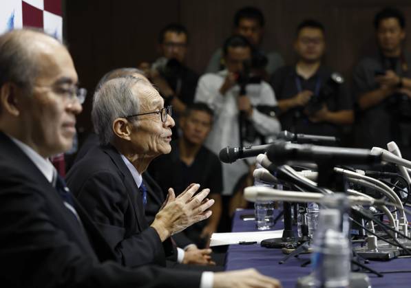 Nobel chemistry prize co-winner Soai Kenso Soai (R), a professor emeritus at the Tokyo University of Science, attends a press conference, PK, Pressekonferenz at the university in Tokyo on Oct. 7, 2026, after receiving the 2026 Nobel Prize in Chemistry. Soai and French researcher Henri Kagan shared the prize for the discovery of non-linear effects and autocatalysis in asymmetric organic synthesis, the Royal Swedish Academy of Sciences said earlier in the day. A14AA0005630410P