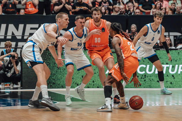 Game Day 2 of the Basketball Eurocup: Niners Chemnitz vs. Klaipedos Neptunas, October 7, 2026, starting at 7:00 p.m., Chemnitz, Chemnitz Arena. Pictured: 10 Elvar Fridkriksson, 90 Jannis von Seckendorf, 24 Cobe Williams. Matchday 2 of the Basketball Eurocup: Niners Chemnitz vs. Klaipedos Neptunas. Chemnitz, Saxony, Germany Copyright: xEHLxMedia MichelxKöhlerx 20262709-Niners-Chemnitz-Klaipeda-Neptunas-021