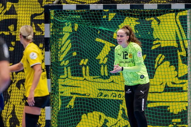 Dortmund, October 7, 2026, Handball, Women s, Alsco Women s Handball Bundesliga, Matchday 5, BVB Borussia Dortmund vs. Buxtehuder SV, Sarah Wachter (BVB), No. 12, cheers on her teammates at the Dortmund Wellinghofen Sports Hall, North Rhine-Westphalia, Germany