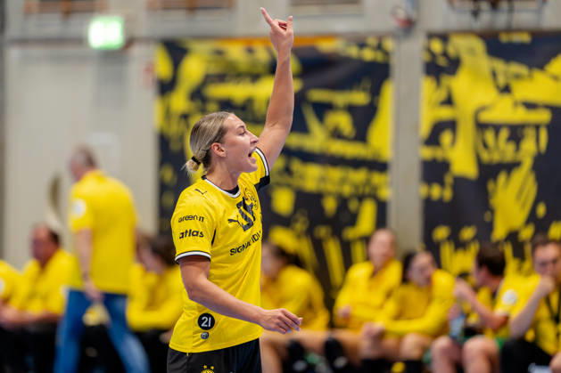 Dortmund, October 7, 2026, Handball, Women s, Alsco Women s Handball Bundesliga, Matchday 5, BVB Borussia Dortmund vs. Buxtehuder SV, Dana Bleckmann (BVB), 66 calls the next play, Dortmund Sporthalle Wellinghofen, North Rhine-Westphalia, Germany