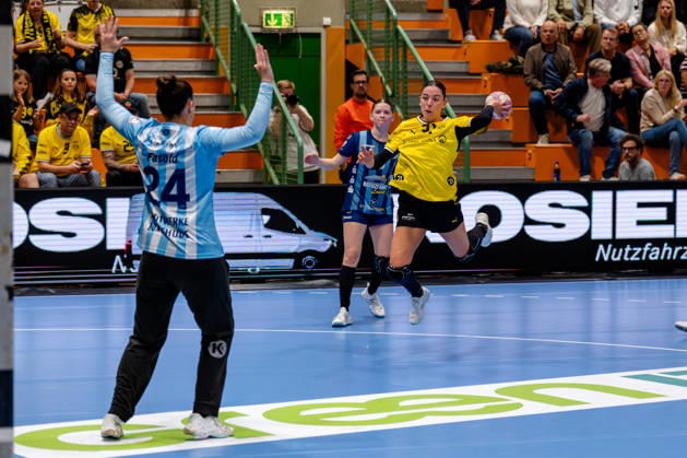 Dortmund, October 7, 2026, Handball, Women s, Alsco Women s Handball Bundesliga, Matchday 5, BVB Borussia Dortmund vs. Buxtehuder SV, Kelly Vollebregt (BVB) scores her 31st goal against Sophie Fasold (Buxtehuder SV), 24, at the Wellinghofen Sports Hall in Dortmund, North Rhine-Westphalia, Germany