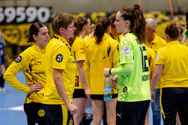 Dortmund, October 7, 2026, Handball, Women s, Alsco Women s Handball Bundesliga, Matchday 5, BVB Borussia Dortmund vs. Buxtehuder SV; BVB goalkeeper coach Clara Woltering (left) talking with Sarah Wachter (BVB) during a timeout, Dortmund Wellinghofen Sports Hall, North Rhine-Westphalia, Germany