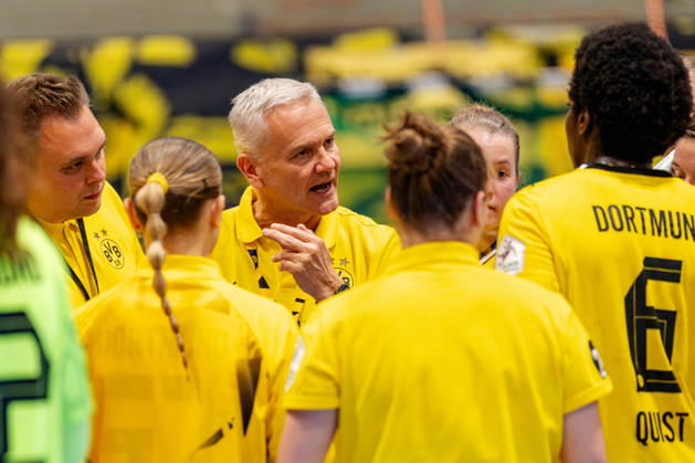 Dortmund, October 7, 2026, Handball, Women s, Alsco Women s Handball Bundesliga, Matchday 5, BVB Borussia Dortmund vs. Buxtehuder SV, Kay Rothenpieler, BVB coach, gives instructions during a timeout, Dortmund Sports Hall Wellinghofen, North Rhine-Westphalia, Germany