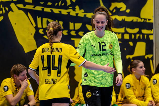 Dortmund, October 7, 2026, Handball, Women s, Alsco Women s Handball Bundesliga, Matchday 5, BVB Borussia Dortmund vs. Buxtehuder SV, Sarah Wachter (BVB), No. 12, high-fives goal scorer Lara Egeling (BVB), No. 44, at the Dortmund Sporthalle Wellinghofen in North Rhine-Westphalia, Germany