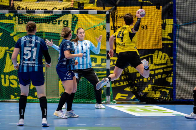 Dortmund, October 7, 2026, Handball, Women s, Alsco Women s Handball Bundesliga, Matchday 5, BVB Borussia Dortmund vs. Buxtehuder SV, Alina Grijseels (BVB) takes a shot on goal against Nikki van der Vorst (Buxtehuder SV), 1, Dortmund Sporthalle Wellinghofen, North Rhine-Westphalia, Germany