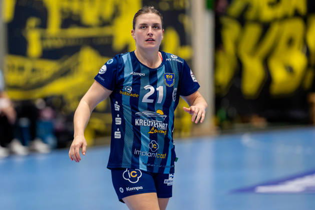 Dortmund, October 7, 2026, Handball, Women s, Alsco Women s Handball Bundesliga, Matchday 5, BVB Borussia Dortmund vs. Buxtehuder SV, Nele Franz (Buxtehuder SV), 21, looking at the scoreboard during the game at the Dortmund Sporthalle Wellinghofen, North Rhine-Westphalia, Germany