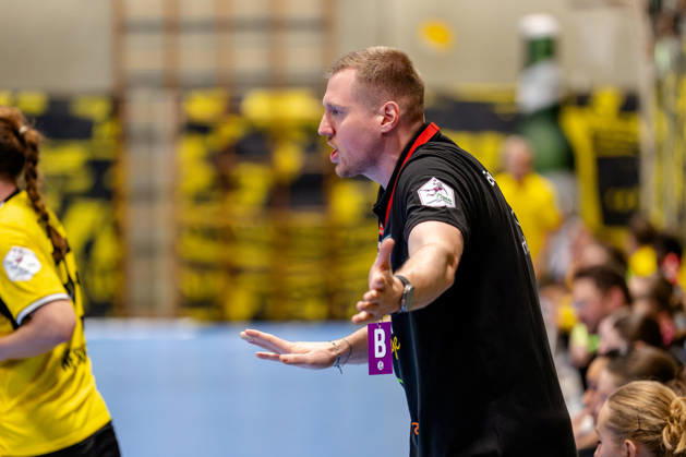 Dortmund, October 7, 2026, Handball, Women s, Alsco Women s Handball Bundesliga, Matchday 5, BVB Borussia Dortmund vs. Buxtehuder SV; Jonas Schlender, coach of Buxtehuder SV, gives instructions from the sidelines at the Dortmund Wellinghofen Sports Hall, North Rhine-Westphalia, Germany