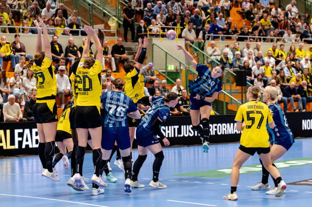 Dortmund, October 7, 2026, Handball, Women’s, Alsco Women’s Handball Bundesliga, Matchday 5, BVB Borussia Dortmund vs. Buxtehuder SV, Fleur Schouten (Buxtehuder SV) scores on a shot from the backcourt against the Dortmund defense, Dortmund Sporthalle Wellinghofen, North Rhine-Westphalia, Germany