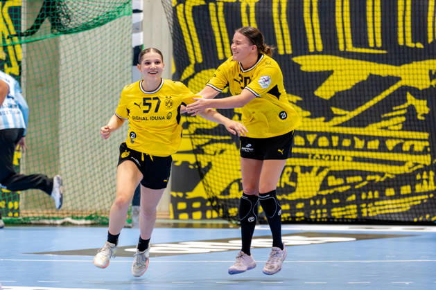Dortmund, October 7, 2026, Handball, Women’s, Alsco Women’s Handball Bundesliga, Matchday 5, BVB Borussia Dortmund vs. Buxtehuder SV; celebrations for Nora Lueg (BVB, 57) and Merel Freriks (BVB, 20) after their first Bundesliga goals; Dortmund, Wellinghofen Sports Hall, North Rhine-Westphalia, Germany