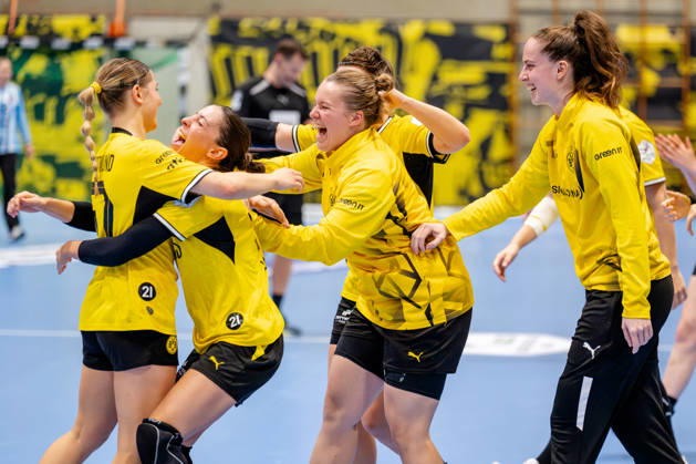 Dortmund, October 7, 2026, Handball, Women s, Alsco Women s Handball Bundesliga, Matchday 5, BVB Borussia Dortmund vs. Buxtehuder SV. Great joy, from left to right: Nora Lueg (BVB), 57, Kelly Vollebregt (BVB), 31, Lisa Antl (BVB), 9, and Sarah Wachter (BVB), 12, after the game celebrating Nora Lueg’s first Bundesliga goal; Dortmund Sports Hall Wellinghofen, North Rhine-Westphalia, Germany