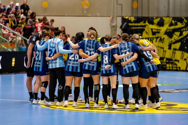 Dortmund, October 7, 2026, Handball, Women s, Alsco Women s Handball Bundesliga, Matchday 5, BVB Borussia Dortmund vs. Buxtehuder SV. The teams pose for a photo with the referees at the Dortmund Wellinghofen Sports Hall, North Rhine-Westphalia, Germany