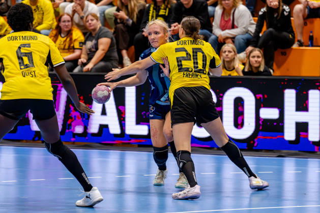 Dortmund, October 7, 2026, Handball, Women s, Alsco Women s Handball Bundesliga, Matchday 5, BVB Borussia Dortmund vs. Buxtehuder SV, Ruslana Litvinov (Buxtehuder SV) in a duel with Merel Freriks (BVB), 81, Dortmund Wellinghofen Sports Hall, North Rhine-Westphalia, Germany