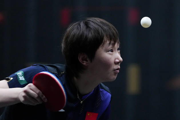 (261008) -- BEIJING, Oct. 8, 2026 -- Wang Manyu of China serves during the women s singles round of 16 match between Wang Manyu of China and Shi Xunyao of China at 2026 World Table tennis, Tischtennis (WTT) China Smash in Beijing, China, Oct. 8, 2026. ) (SP)CHINA-BEIJING-TABLE TENNIS-WTT-CHINA SMASH-WOMEN S SINGLES (CN) JuxHuanzong