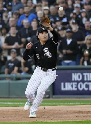 Baseball: Division Series between Guardians and White Sox Chicago White Sox first baseman Munetaka Murakami fields a grounder by Chase DeLauter of the Cleveland Guardians with the bases loaded in the third inning of Game 3 of the American League Division Series at Rate Field in Chicago on Oct. 7, 2026. A14AA0005630463P