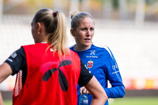 October 8, 2026: Head coach Gemma Grainger of the Norwegian women’s national soccer team during a training session on October 8, 2026 in Bucharest. Photo by Marius Simensen. BILDBYRAN Cop 238 bbeng women FIFA Women’s World Cup qualifier soccer football Norway practice training  Copyright: MARIUSxSIMENSEN BB261008BB169