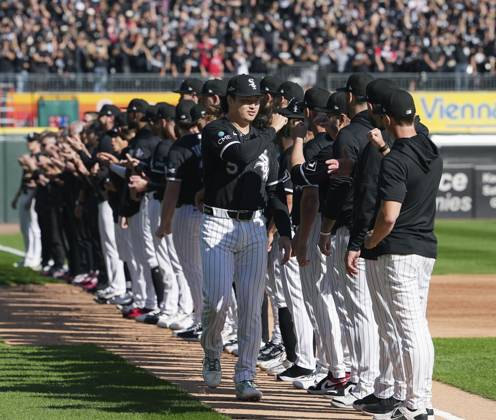 Baseball: Division Series between Guardians and White Sox Chicago White Sox first baseman Munetaka Murakami (front, L) is greeted by teammates during a ceremony ahead of Game 3 of the American League Division Series against the Cleveland Guardians at Rate Field in Chicago on Oct. 7, 2026. A14AA0005630469P