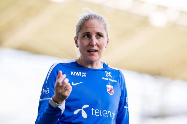 October 8, 2026: Head coach Gemma Grainger of the Norwegian women’s national soccer team during a training session on October 8, 2026 in Bucharest. Photo by Marius Simensen. BILDBYRAN Cop 238 bbeng women FIFA Women’s World Cup qualifier soccer football Norway practice training  Copyright: MARIUSxSIMENSEN BB261008BB220