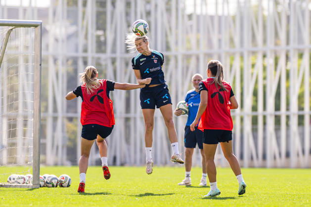 October 8, 2010: Ada Hegerberg of the Norwegian women’s national soccer team during a training session on October 8, 2026 in Bucharest. Photo by Marius Simensen. BILDBYRAN Cop 238 bbeng women FIFA Women s World Cup qualifier soccer football Norway practice training  Copyright: MARIUSxSIMENSEN BB261008BB246