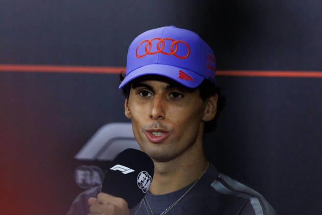 RECORD DATE NOT STATED 8th October 2026; Marina Bay, Singapore; Formula 1, Singapore Grand Prix, Arrival Day; Gabriel Bortoleto (5) of Brazil and Audi Revolut F1 Team during the press conference, PK, Pressekonferenz at the Singapore Grand Prix StephenxBlackberry