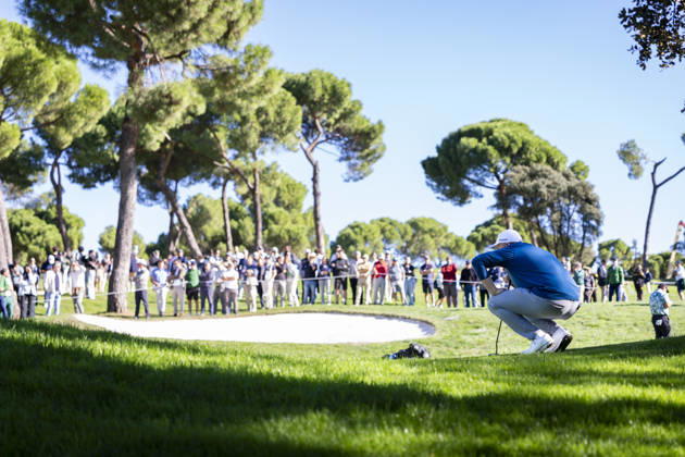 Open de Espana presented by Madrid - Day One MADRID, SPAIN - OCTOBER 8: Shane Lowry of Ireland studies the terrain before taking his shot on day one of the Open de Espana presented by Madrid at Club de Campo Villa de Madrid on October 8, 2026 in Madrid, Spain. Madrid Club de Campo Villa de Madrid Madrid Spain Copyright: xAlbertoxGardinx AGardin_20261008_Golf_Esp_Mad_0314