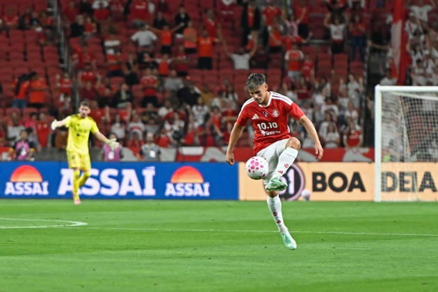 RECORD DATE NOT STATED 7th October 2026; Beira-Rio Stadium, Porto Alegre, Brazil; Brazilian Serie A Football, Internacional versus Corinthians; Alexandro Bernabei of Internacional controls the ball MaxxPeixoto DiaEsportivo