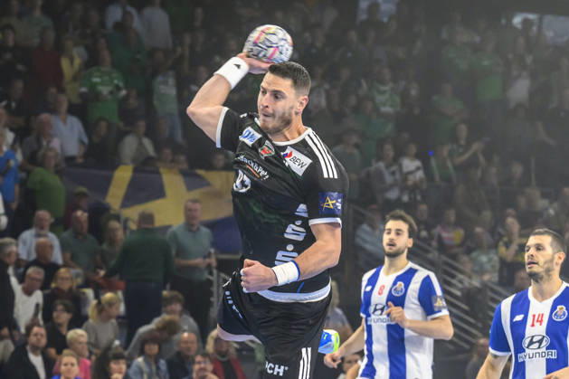 Pictured, from left: Mijajlo Marsenic of Füchse Berlin, 93, heads toward the goal; GER, Berlin, handball, Füchse Berlin vs. FC Porto, EHF Champions League, Matchday 3 of Group A, at the Max Schmeling Halle, Am Falkplatz 1, October 8, 2026, Copyright: HMBxMedia UwexKoch