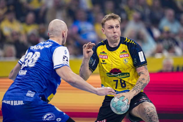 From left: Dominik Solak (ThSV), 30, Edwin Aspenbäck (RNL), 78, tackle, game scene, duel, tackle, tackling, dynamism, action, 08 10 2026, Mannheim, Germany, handball, Bundesliga, Rhein-Neckar Löwen vs. ThSV Eisenach xozx