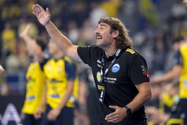 Sebastian Hinze, coach and head coach of ThSV, gives instructions, gesturing with his arms; single frame, single photo, action, October 8, 2026, Mannheim, Germany; handball, Bundesliga, Rhein-Neckar Löwen vs. ThSV Eisenach xozx