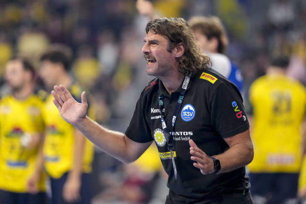 Sebastian Hinze, coach and head coach of ThSV, gives instructions, gesturing with his arms; single frame, single photo, action, October 8, 2026, Mannheim, Germany; handball, Bundesliga, Rhein-Neckar Löwen vs. ThSV Eisenach xozx