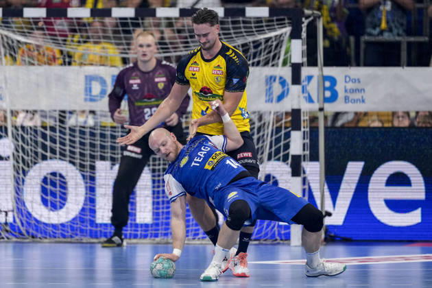 From left: Peter Walz (ThSV), 14, Robert Timmermeister (RNL), 7, tackle, game scene, duel, tackle, tackling, dynamic, action, 08 10 2026, Mannheim, Germany, handball, Bundesliga, Rhein-Neckar Löwen vs. ThSV Eisenach xozx