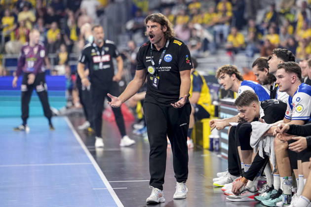 Sebastian Hinze, coach and head coach of ThSV, gives instructions, gesturing with his arms; close-up, full-body shot, single frame, single photo, action, on the sidelines, at the sideline, October 8, 2026, Mannheim, Germany, handball, Bundesliga, Rhein-Neckar Löwen vs. ThSV Eisenach xozx