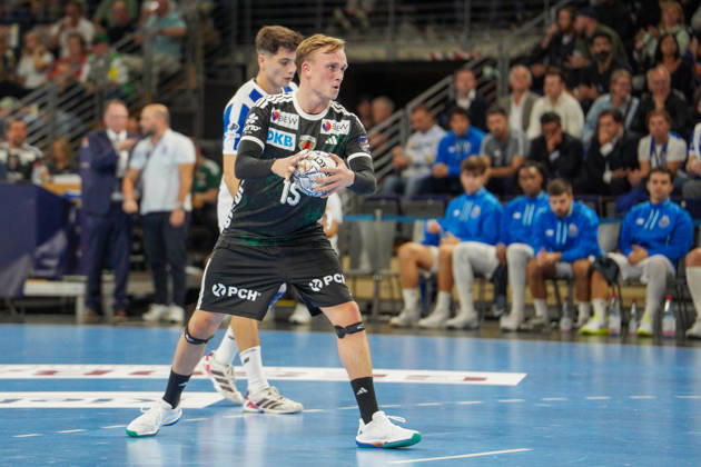 Pictured: Tobias Grondahl of Fuechse Berlin, 15, free throw on October 8, 2026; Fuechse Berlin vs. FC Porto, EHF Handball Champions League, 2026–27 season, Max Schmeling Halle, October 8, 2026; Fuechse Berlin vs. FC Porto, EHF Handball Champions League, 2026–27 season, Max Schmeling Hall Copyright: HMBxMedia xPascalxSpanehl