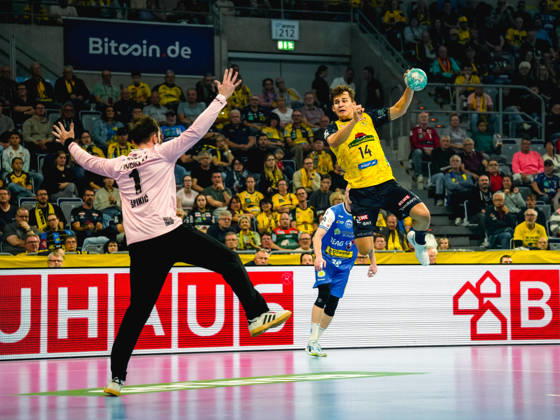 October 8, 2026, xwppx, Opel HBL Handball, Rhein-Neckar Löwen vs. ThSV Eisenach; from left: Matija Spikic (ThSV Eisenach), Gino Steenaerts (Rhein-Neckar Löwen)