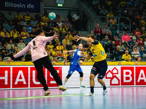 October 8, 2026, xwppx, Opel HBL Handball, Rhein-Neckar Löwen vs. ThSV Eisenach; from left: Matija Spikic (ThSV Eisenach), Gino Steenaerts (Rhein-Neckar Löwen)